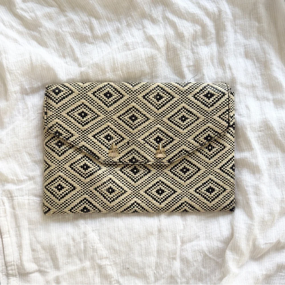 Women’s Stella & Dot Woven Raffia Clutch Purse- Black & Tan Geometric pattern.